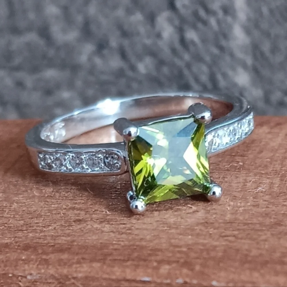 S925 Silver Synthetic Peridot Rhinestone Accent Ring